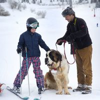 Christian de Dinamarca con un perro en Suiza