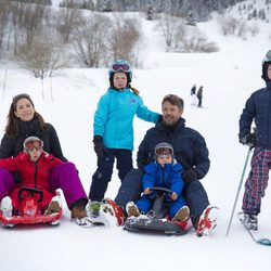 Federico y Mary de Dinamarca con sus cuatro hijos en Suiza