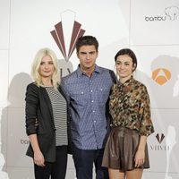 Maxi Iglesias, Miriam Giovanelli y Sara Rivero durante la presentación de 'Galerías Velvet'