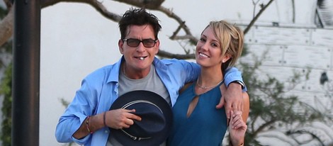 Charlie Sheen y Brett Rossi