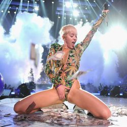 Miley Cyrus con un body de hojas de marihuana en su concierto en Vancouver