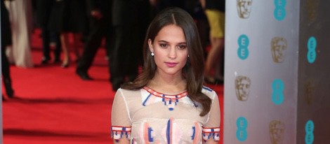 Alicia Vikander en la alfombra roja de los BAFTA 2014