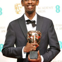 Barkhad Abdi posa con su premio BAFTA 2014