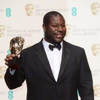 Steve McQueen posa con su premio BAFTA 2014