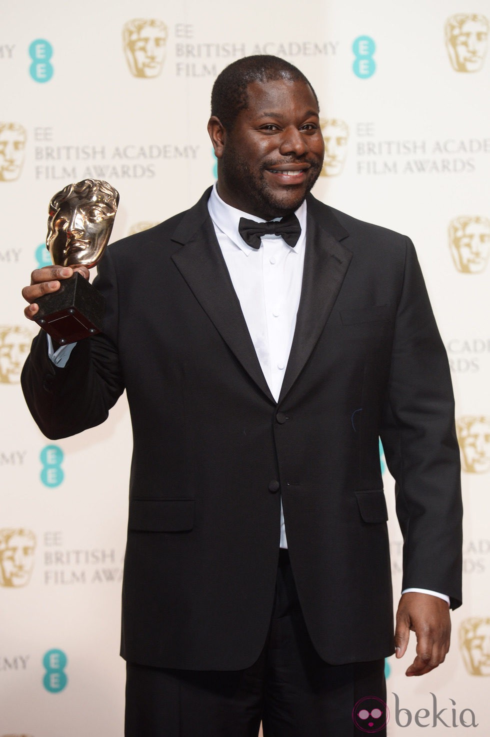 Steve McQueen posa con su premio BAFTA 2014