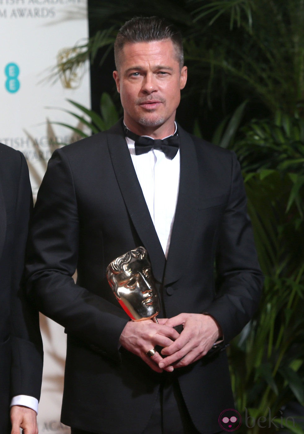 Brad Pitt posa con su premio BAFTA 2014