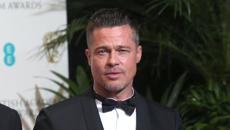 Brad Pitt posa con su premio BAFTA 2014