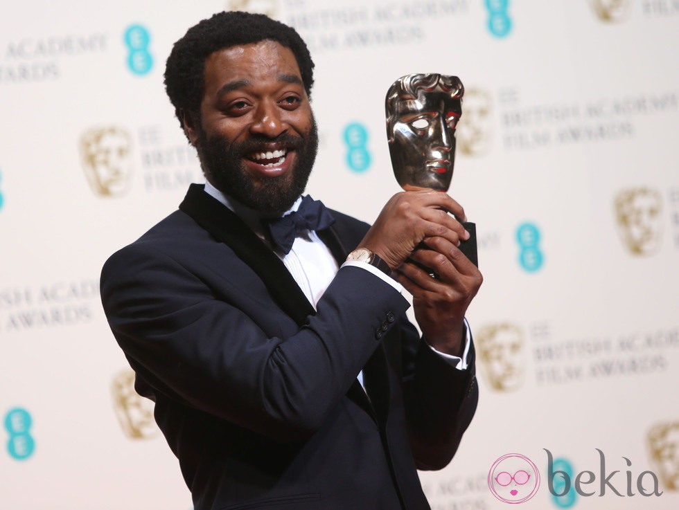 Chiwetel Ejiofor posa con su premio BAFTA 2014