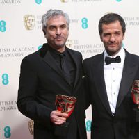 Alfonso Cuarón y David Heyman posan con su premio BAFTA 2014