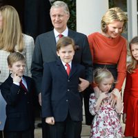 Los Reyes de Bélgica con sus hijos en el compromiso de Amadeo de Bélgica y Elisabetta Rosboch