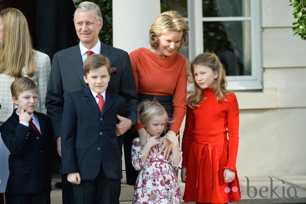 Los Reyes de Bélgica con sus hijos en el compromiso de Amadeo de Bélgica y Elisabetta Rosboch