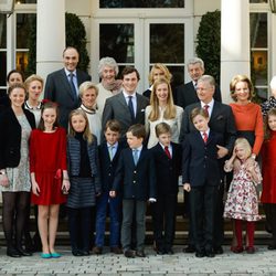 Amadeo de Bélgica y Lili Rosboch con sus familias en su compromiso