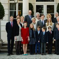 Amadeo de Bélgica y Lili Rosboch con sus familias en su compromiso