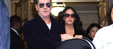 Simon Cowell y Lauren Silverman salen del hospital con su hijo Eric Philip