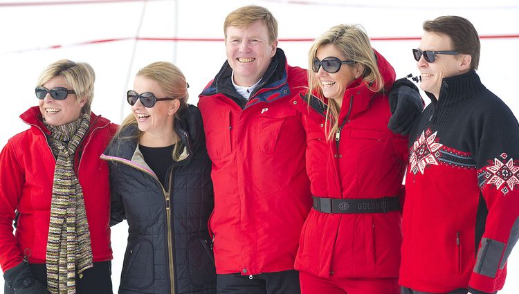 Los Reyes de Holanda con los Príncipes Constantino, Laurentien y Mabel posan en Austria