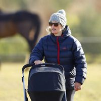 Zara Phillips pasea en carricoche a su hija Mia Grace