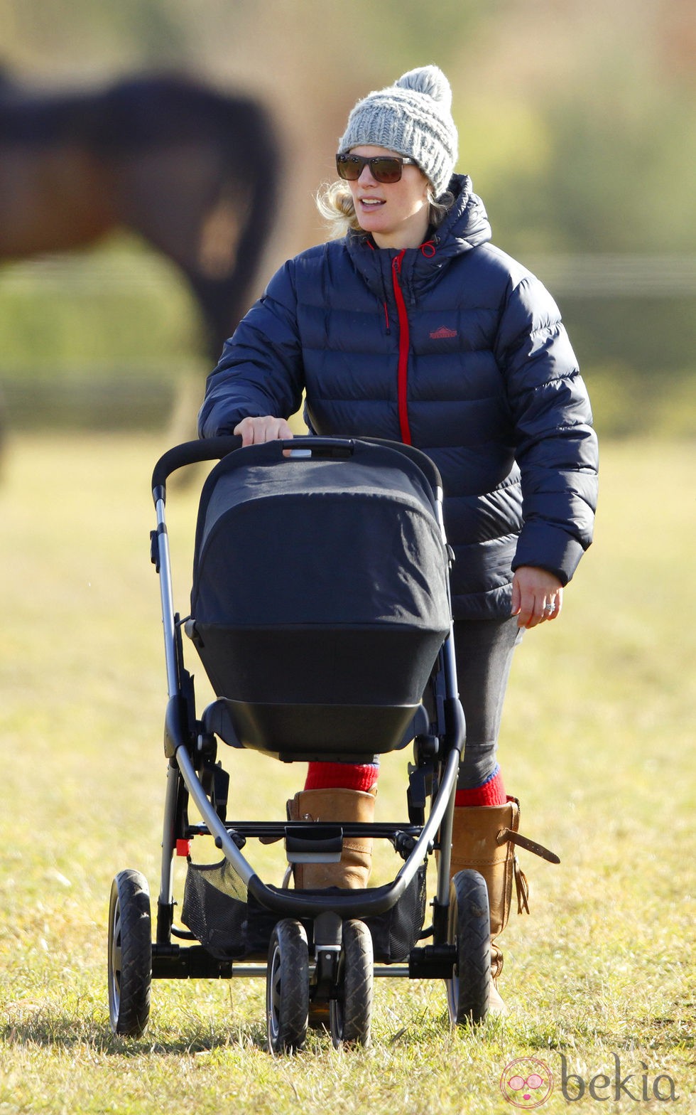 Zara Phillips pasea en carricoche a su hija Mia Grace