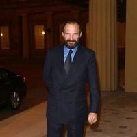 Ralph Fiennes en una recepción en Buckingham Palace