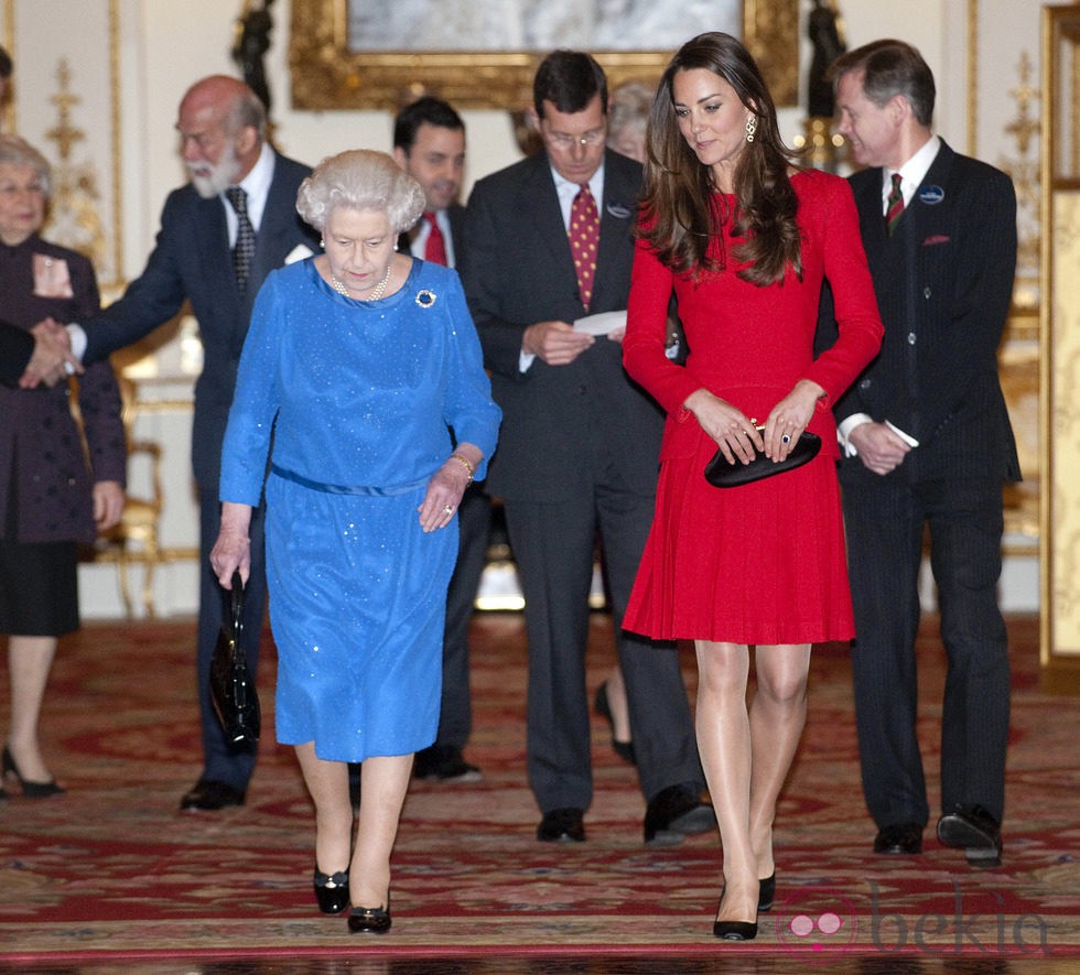 La Reina Isabel y Kate Middleton a su llegada a una recepción en Buckingham Palace