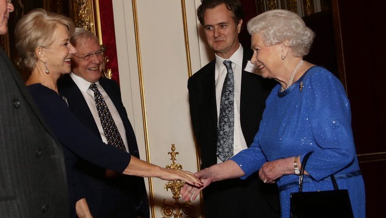 Helen Mirren saluda a la Reina Isabel en una recepción en Buckingham Palace