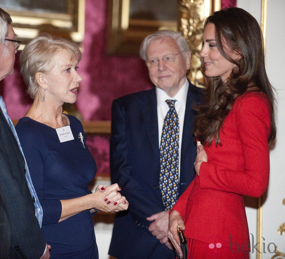 Helen Mirren charla con Kate Middleton en una recepción en Buckingham Palace