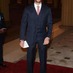 Luke Treadaway en una recepción en Buckingham Palace