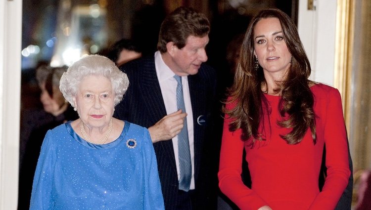 La Reina Isabel y Kate Middleton en una recepción en Buckingham Palace