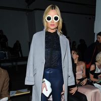 Laura Whitmore en el front row de la Semana de la Moda de Londres 2014