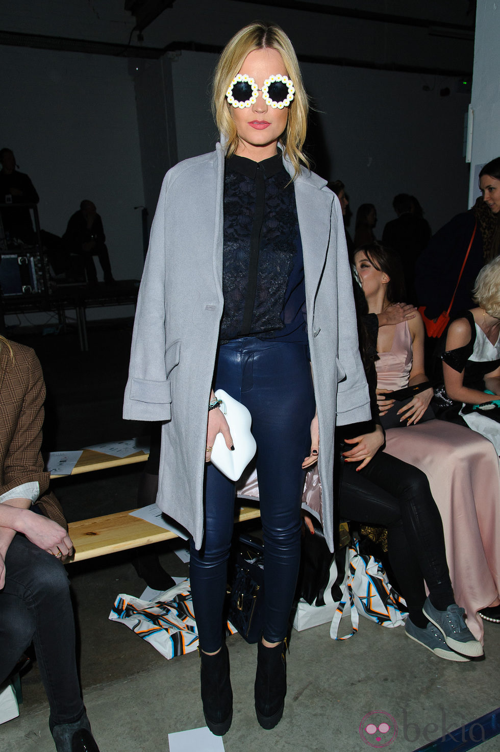 Laura Whitmore en el front row de la Semana de la Moda de Londres 2014