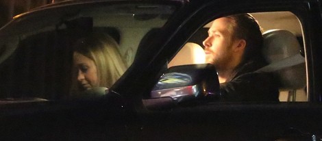 Ryan Gosling con una amiga en su coche