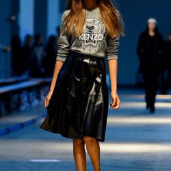 Jourdan Dunn desfilando para Giles en la Londres Fashion Week 2014