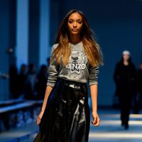 Jourdan Dunn desfilando para Giles en la Londres Fashion Week 2014