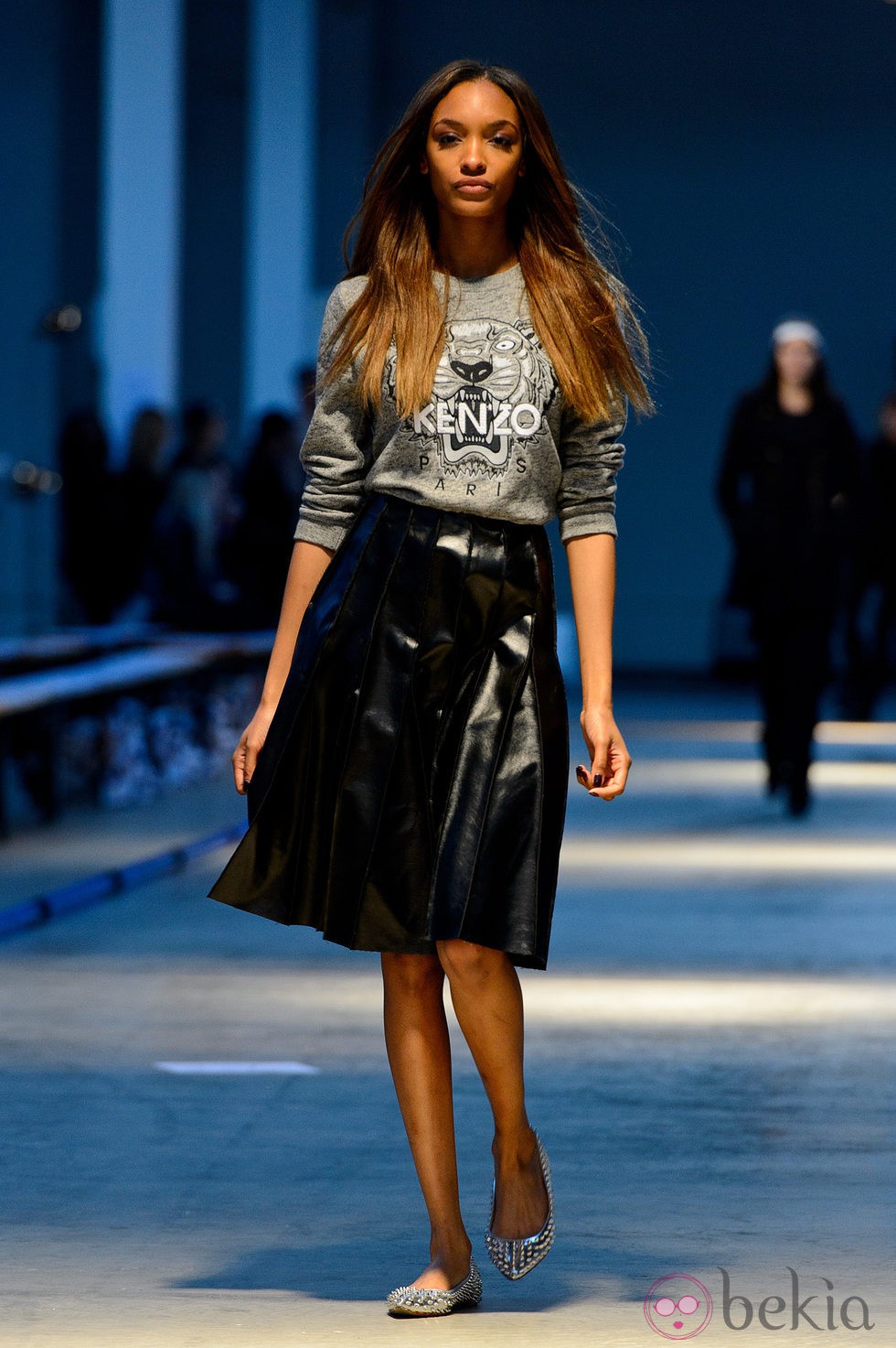 Jourdan Dunn desfilando para Giles en la Londres Fashion Week 2014