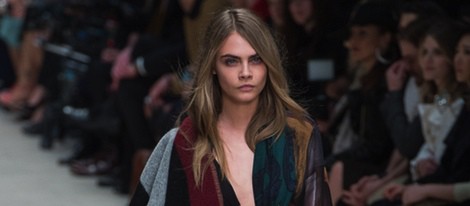 Cara Delevingne desfilando para Burberry en la Londres Fashion Week 2014