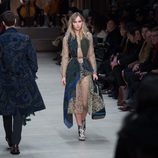 Suki Waterhouse desfilando para Burberry en la Londres Fashion Week 2014