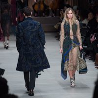 Suki Waterhouse desfilando para Burberry en la Londres Fashion Week 2014