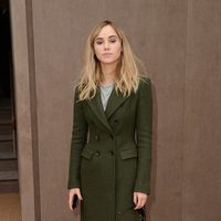 Suki Waterhouse en el desfile de Burberry en la Londres Fashion Week 2014