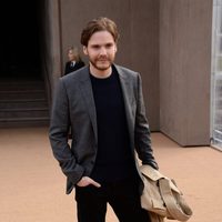 Daniel Brühl en el desfile de Burberry en la Londres Fashion Week 2014