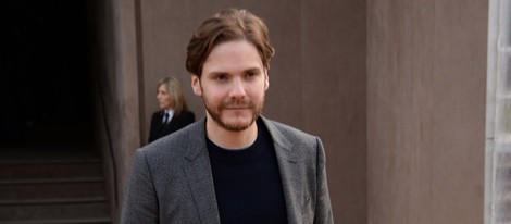 Daniel Brühl en el desfile de Burberry en la Londres Fashion Week 2014