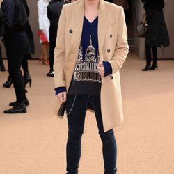 Jamie Campbell Bower en el desfile de Burberry de la Londres Fashion Week 2014