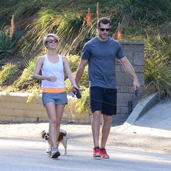 Julianne Hough y Brooks Laich paseando por Los Angeles