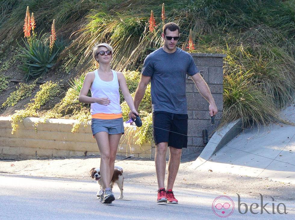 Julianne Hough y Brooks Laich paseando por Los Angeles