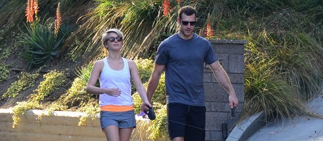 Julianne Hough y Brooks Laich paseando por Los Angeles