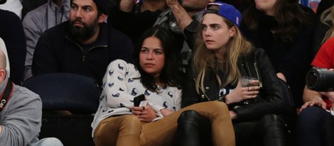 Michelle Rodriguez y Cara Delevingne en un partido de baloncesto