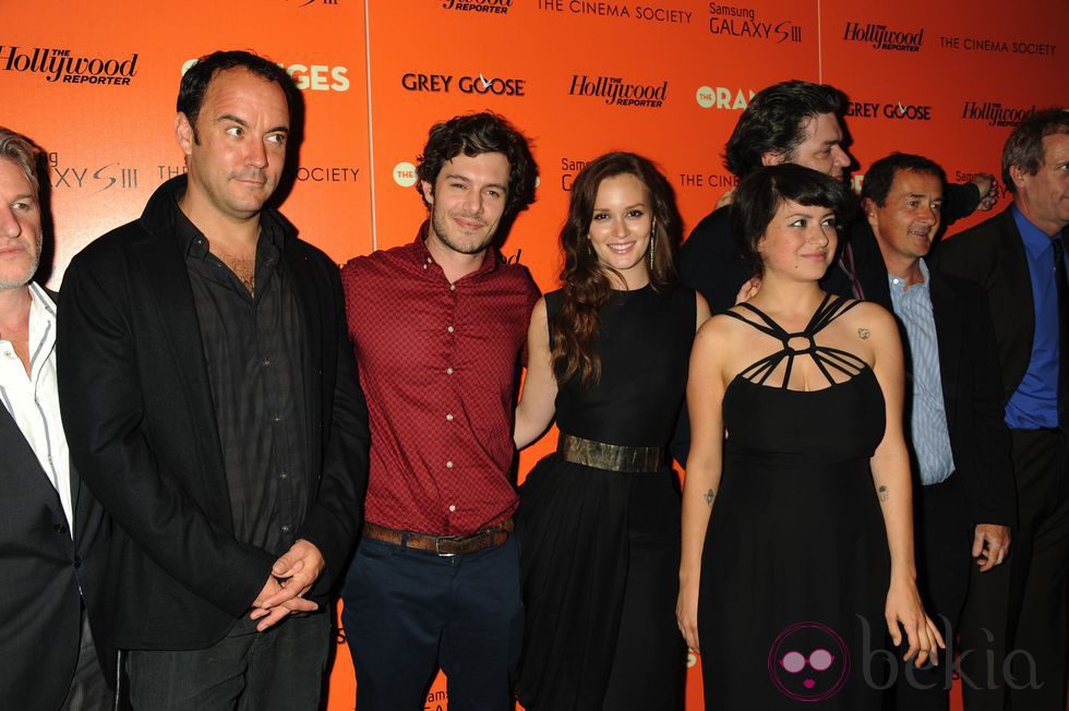 Leighton Meester y Adam Brody en la premiere de la película 'The Oranges' 