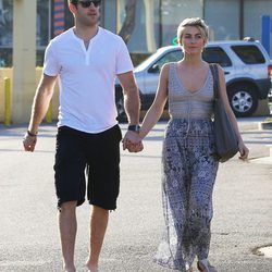 Julianne Hough y Brooks Laich paseando cogidos de la mano por Los Angeles