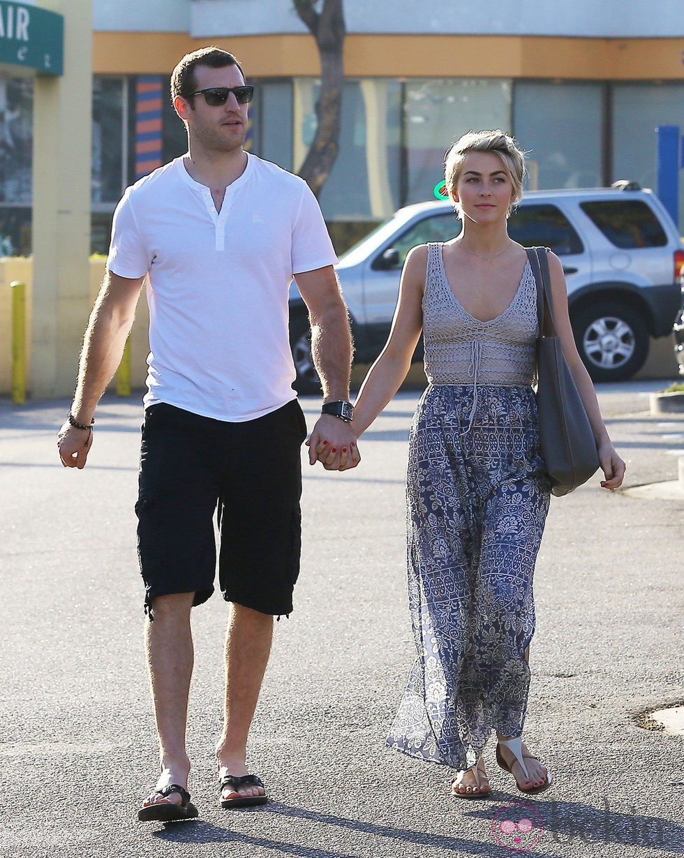 Julianne Hough y Brooks Laich paseando cogidos de la mano por Los Angeles