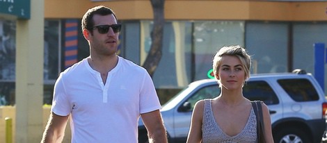 Julianne Hough y Brooks Laich paseando cogidos de la mano por Los Angeles