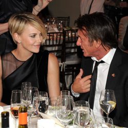 Charlize Theron y Sean Penn en su primera cena pública como pareja