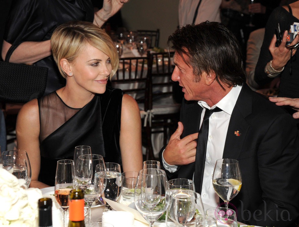 Charlize Theron y Sean Penn en su primera cena pública como pareja